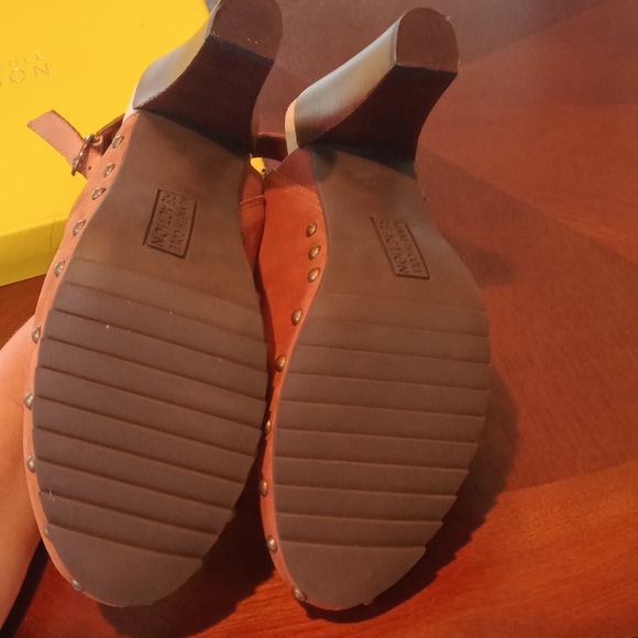 Kenneth Cole Brown Studded Lookaway Clogs Women’s - Picture 5 of 8